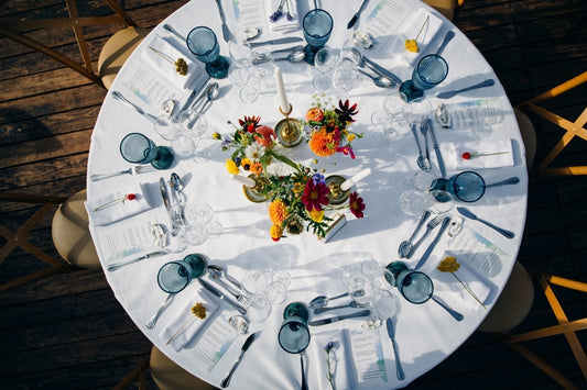 Gaelle & Gauthier - Un mariage aux couleurs chaudes relevées d'un élégant accent bleu au Domaine du Plessis Kaer, sur les rives du Golfe du Morbihan