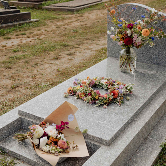 Composition florale haute pour deuil