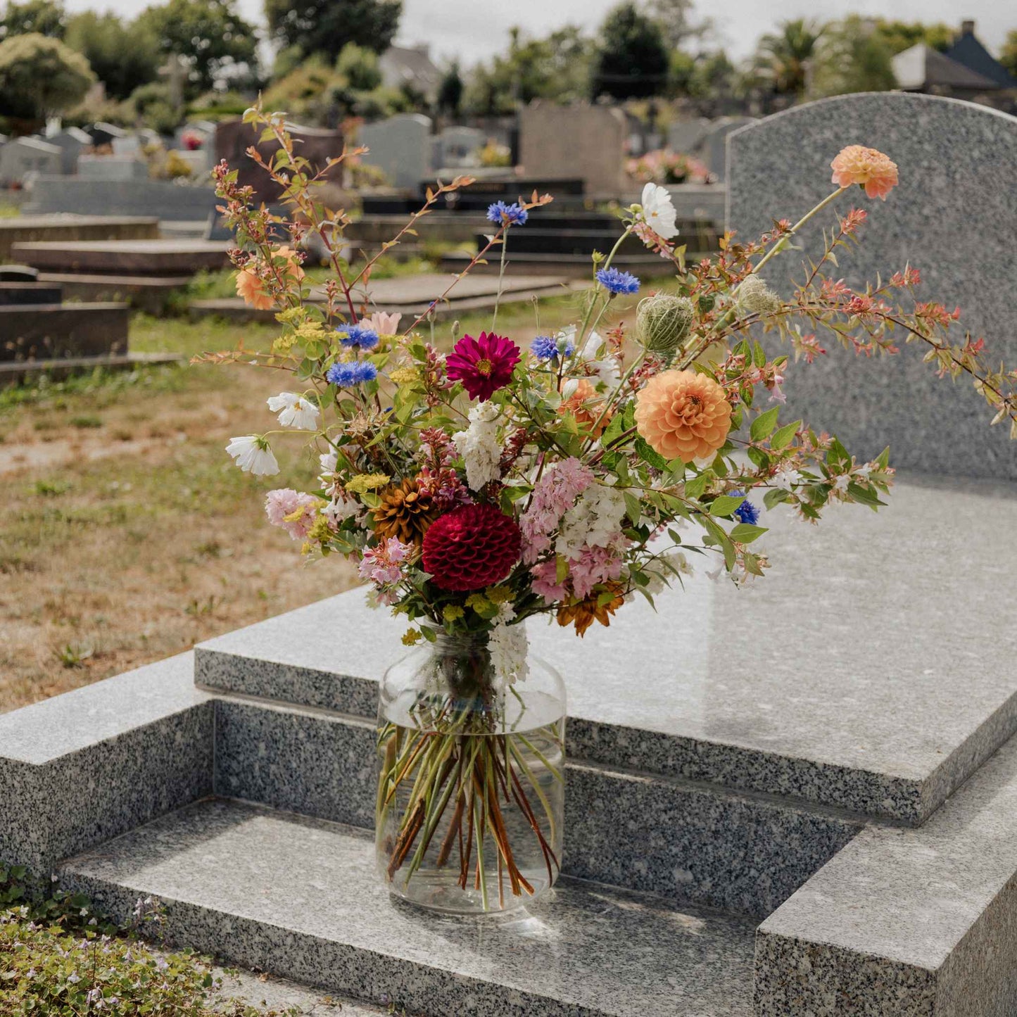 Composition florale haute pour deuil