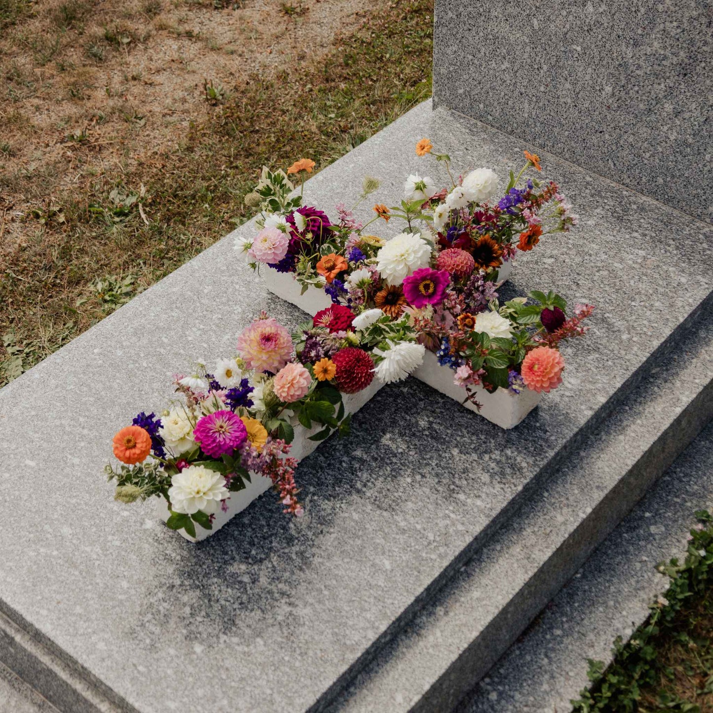 Dessus de cercueil en fleurs fraîches