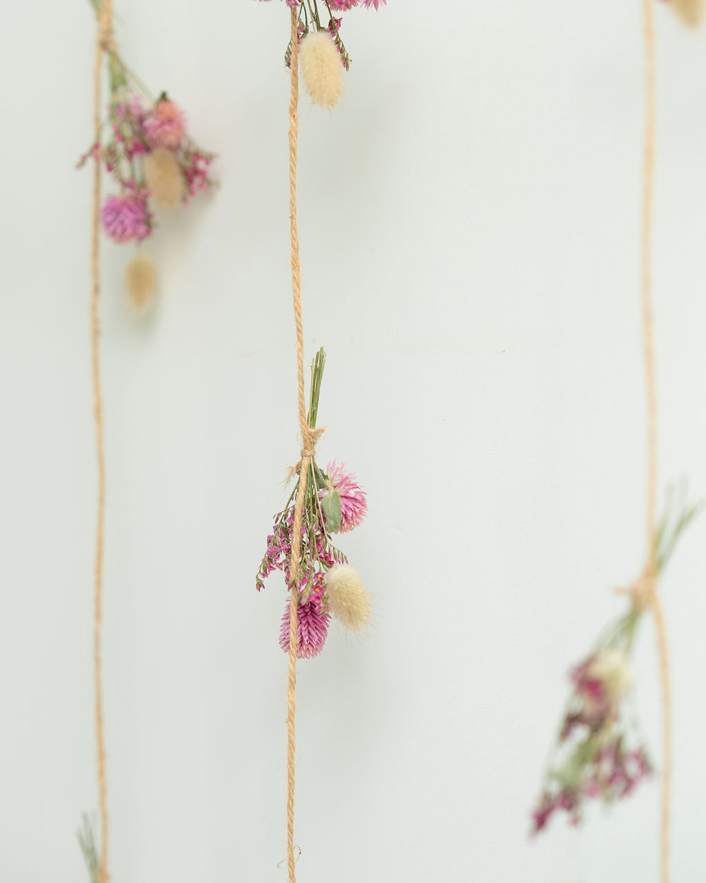 Suspension de fleurs séchées : rideau de fleurs - LA VIE EN ROSE