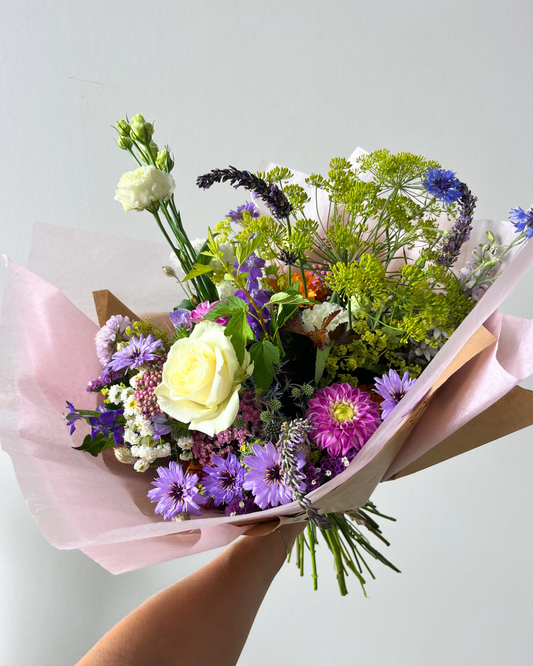 Les Bottes d’Anémone, fleuriste écoresponsable en Bretagne, choisit des fleurs françaises, locales et de saison plutôt que des fleurs importées du bout du monde.