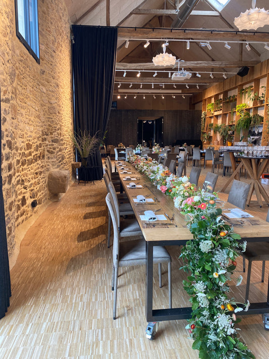 Sublimez vos tables de mariage avec chemin de table végétal