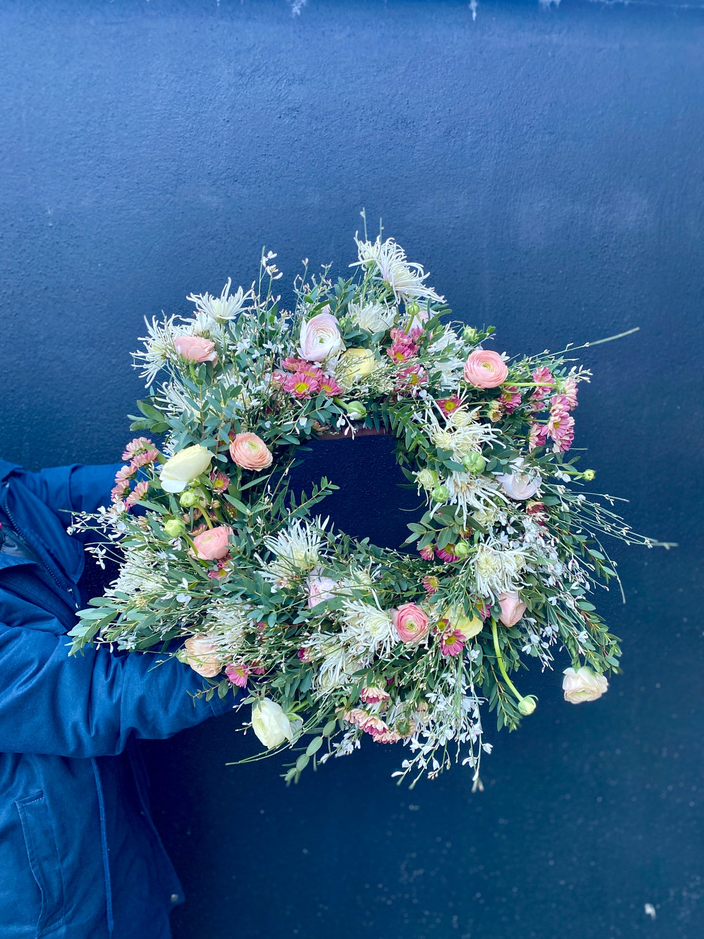 Couronne mortuaire en fleurs fraîches