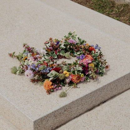 Couronne mortuaire en fleurs fraîches