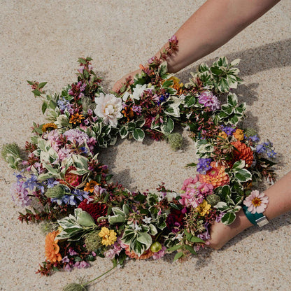 Couronne mortuaire en fleurs fraîches