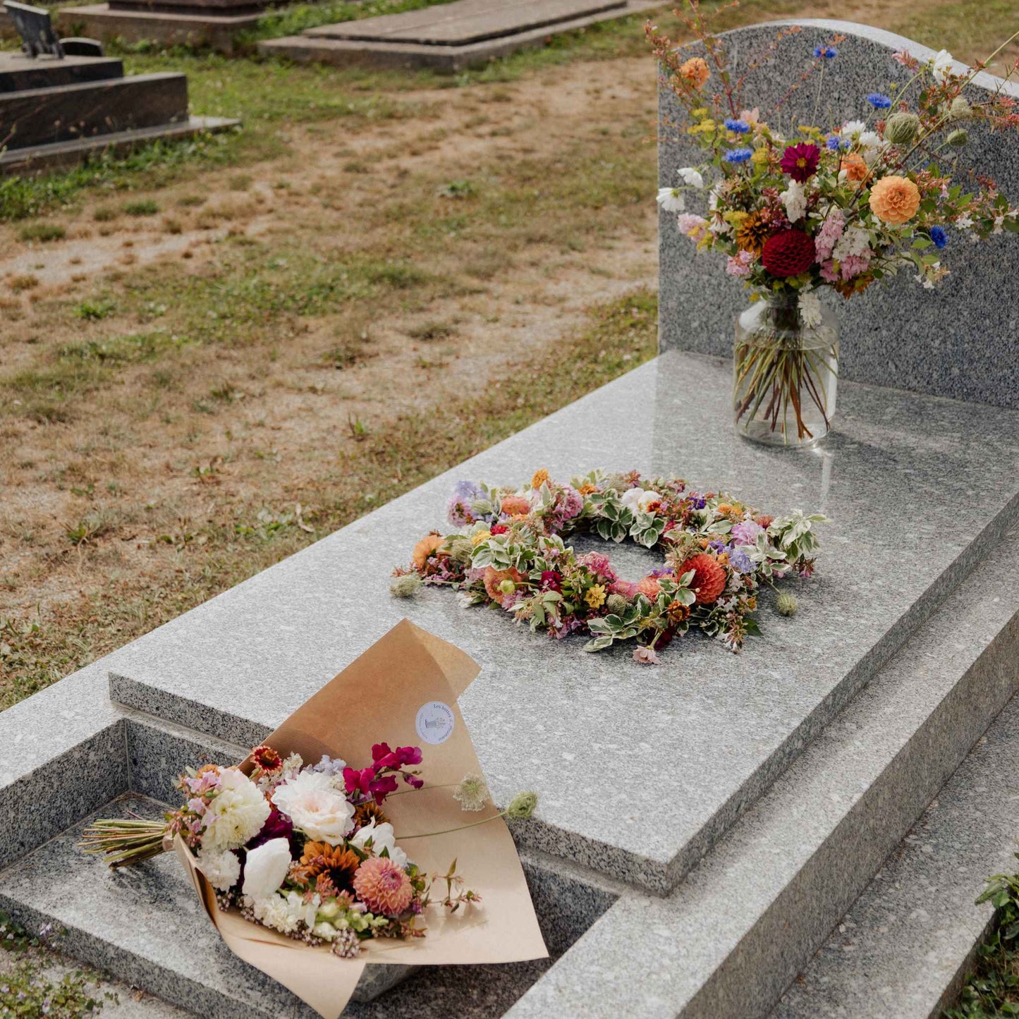 Couronne mortuaire en fleurs fraîches