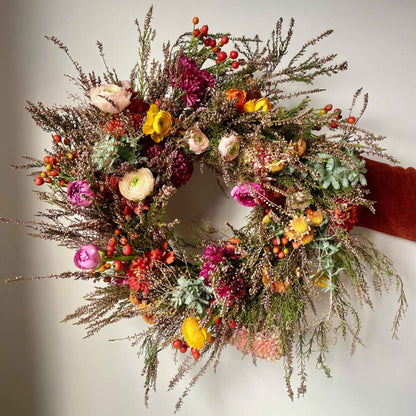 Couronne mortuaire en fleurs fraîches