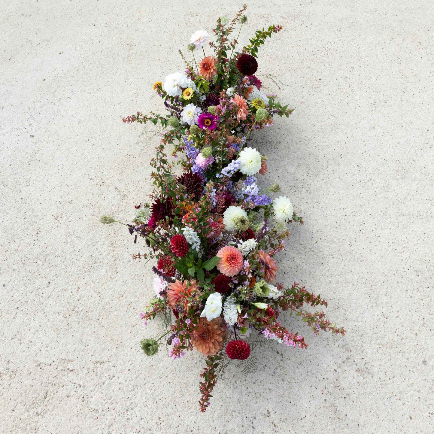 Dessus de cercueil en fleurs fraîches
