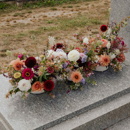 Dessus de cercueil en fleurs fraîches