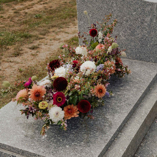 Dessus de cercueil en fleurs fraîches