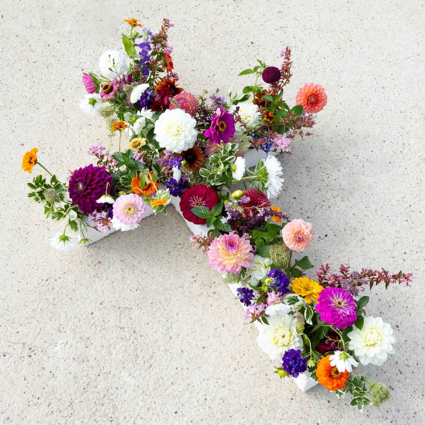 Dessus de cercueil en fleurs fraîches