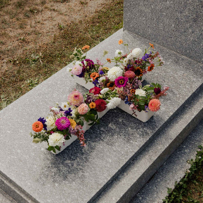 Dessus de cercueil en fleurs fraîches