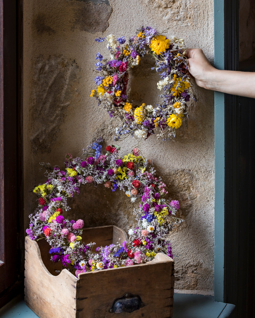 Couronne de fleurs séchées - Décoration murale éco-responsable et colorée