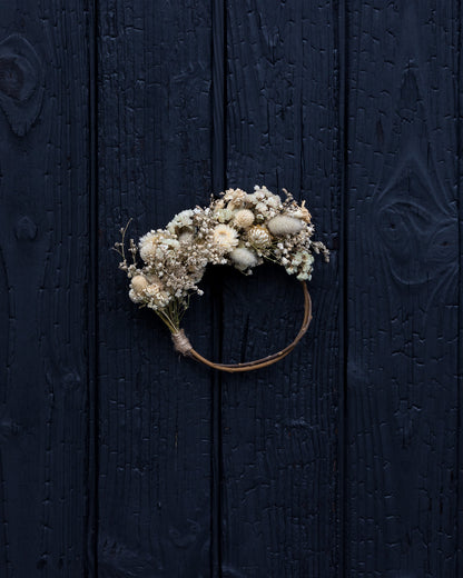 Couronne de fleurs séchées - Décoration murale éco-responsable et colorée