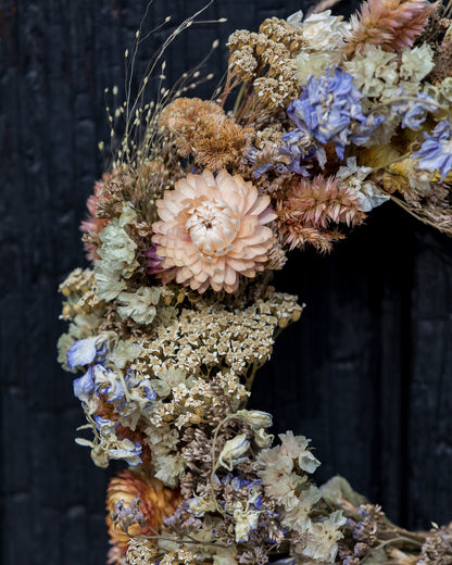 Couronne de fleurs séchées - Décoration murale éco-responsable et colorée