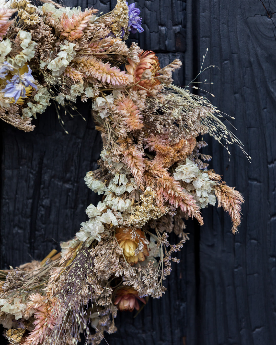 Couronne de fleurs séchées - Décoration murale éco-responsable et colorée