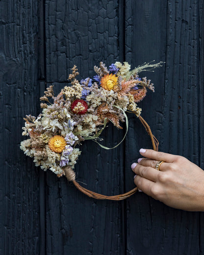 Couronne de fleurs séchées - Décoration murale éco-responsable et colorée