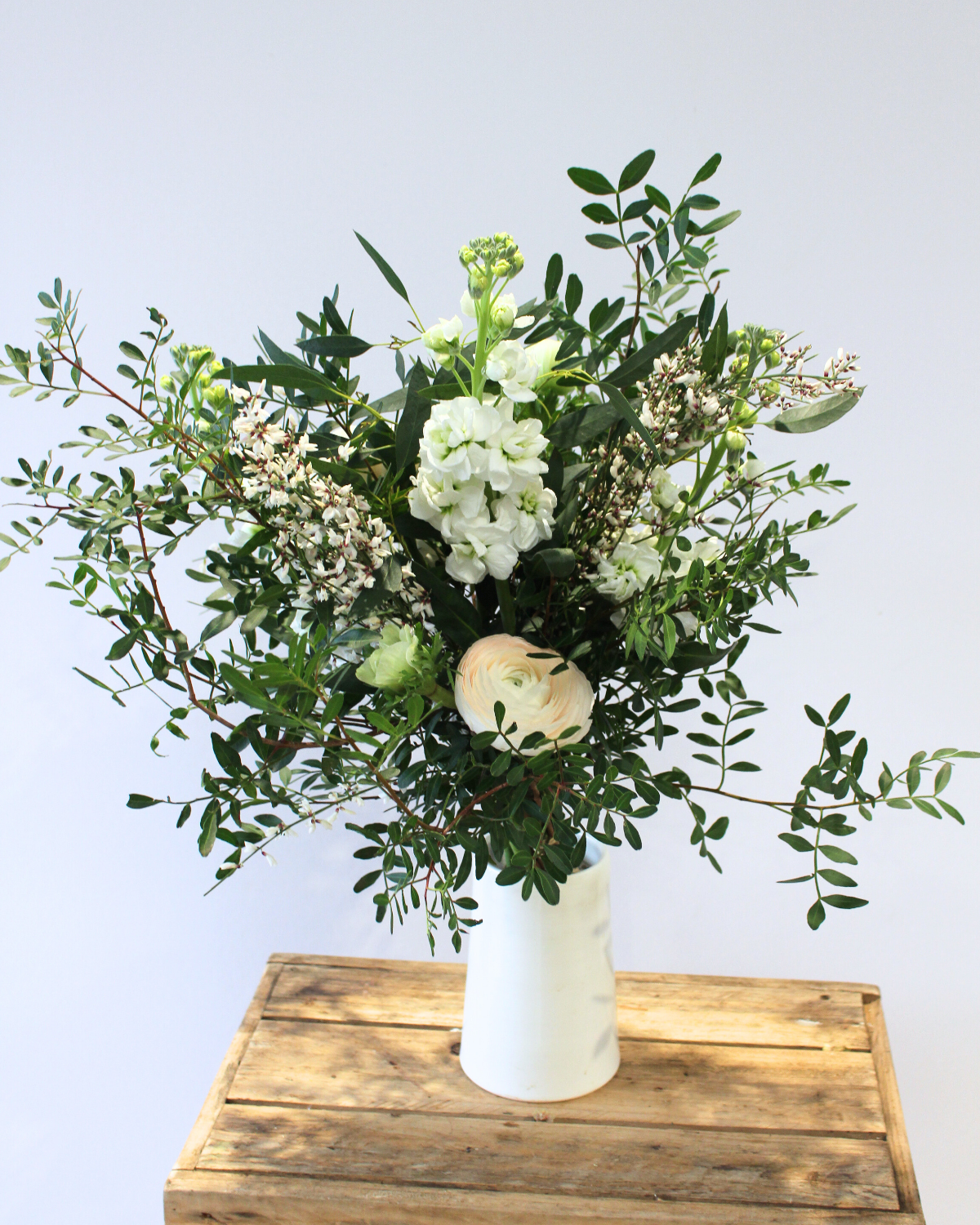 ✨ Bouquet Saint-Valentin “le tout blanc” – 100% Blanc, Renoncules, Giroflées & Anémones