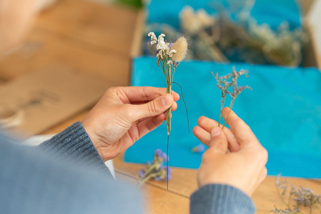 Kit à réaliser DIY - Pics à chignon en fleurs séchées - Bleu