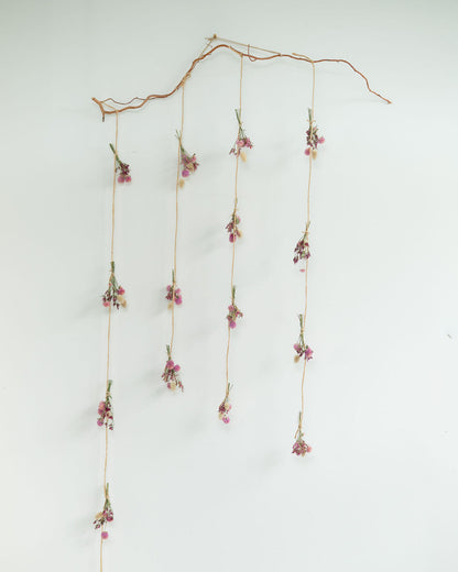 Suspension de fleurs séchées : rideau de fleurs - LA VIE EN ROSE