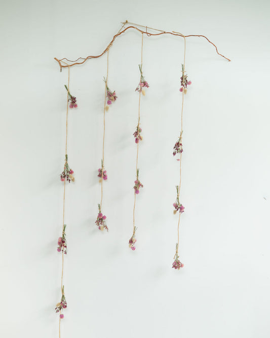 Suspension de fleurs séchées : rideau de fleurs - LA VIE EN ROSE