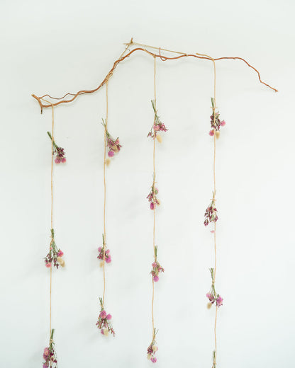 Suspension de fleurs séchées : rideau de fleurs - LA VIE EN ROSE